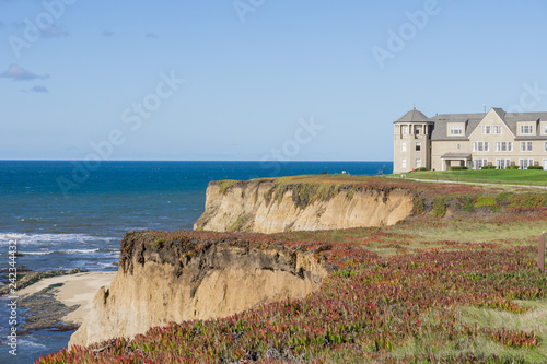 Фотография Resort on the cliffs of Pacific Ocean Coastline, Half Moon Bay, California