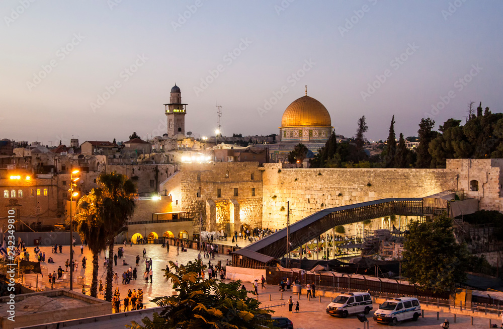 Obraz premium View of the Old City at the Western Wall and Temple Mount in the evening, in Jerusalem, Israel.