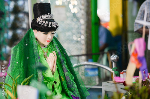 Canvas Print Ahmagyi Mya Nan Nwe, a devotee to the Botahtaung Pagoda