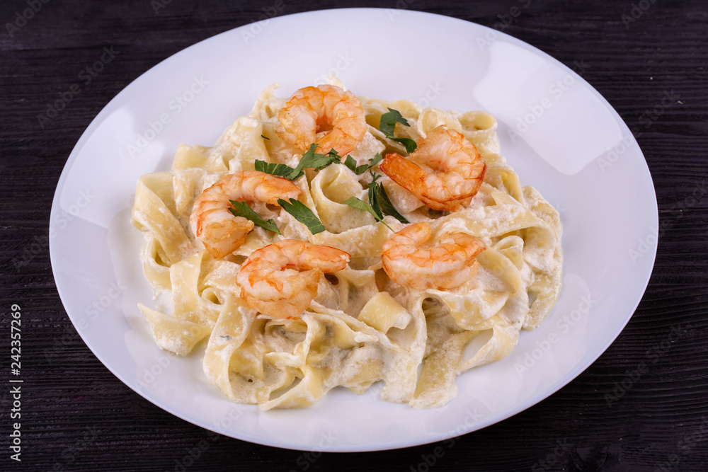 Fetuchini with shrimps and cheese sauce