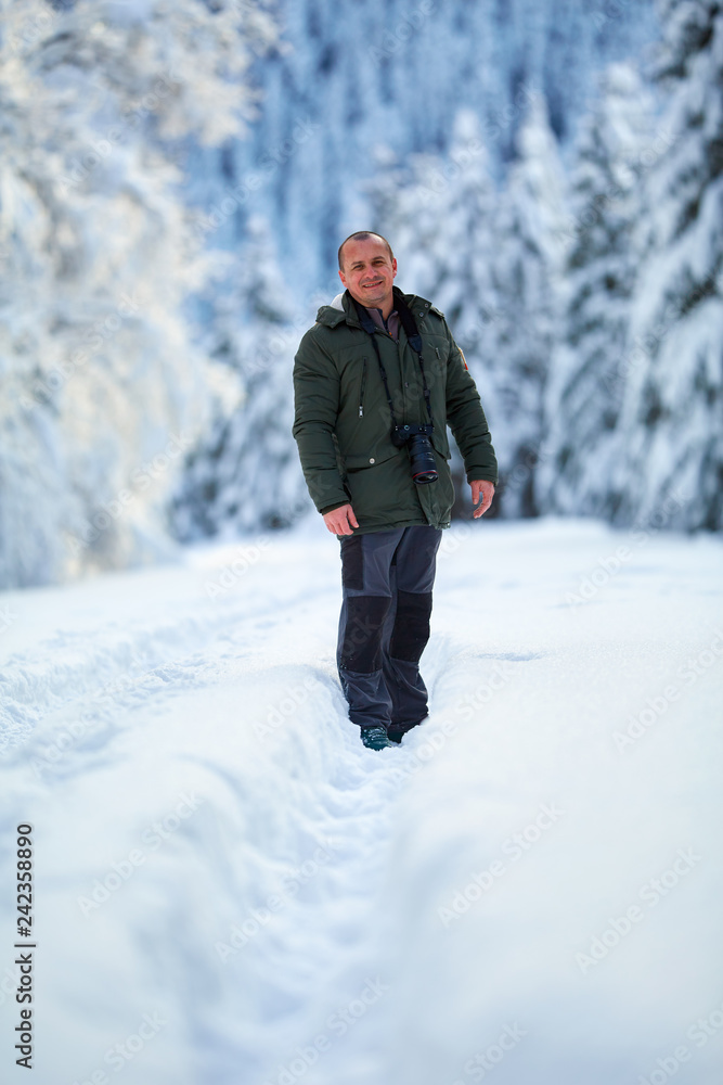 Man with camera outdoor in the snow