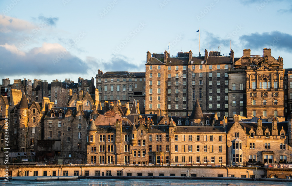 Atardecer sobre fachadas de edificios en Old Town de Edimburgo