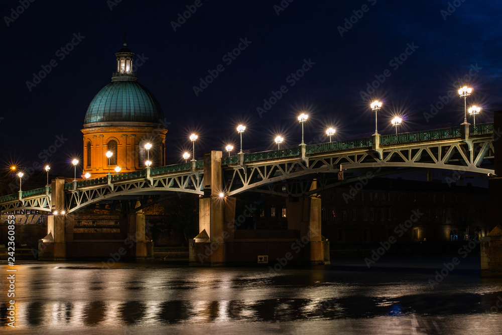 Puente sobre el río Garona en Toulouse, de noche