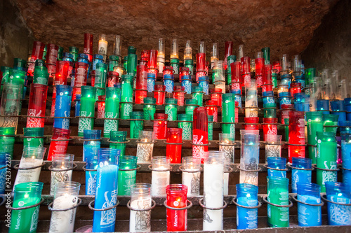 Sirios de colores en la iglesia de Monserrat