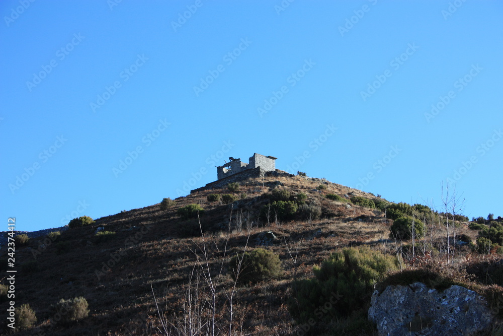 Naklejka premium spectacular portrait of the tops of the mountains. the atmosphere is serene and wild
