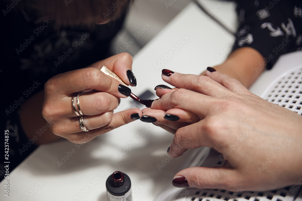 Obraz premium Girl doing manicure