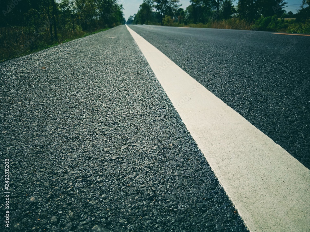 Obraz premium asphalt road in green field