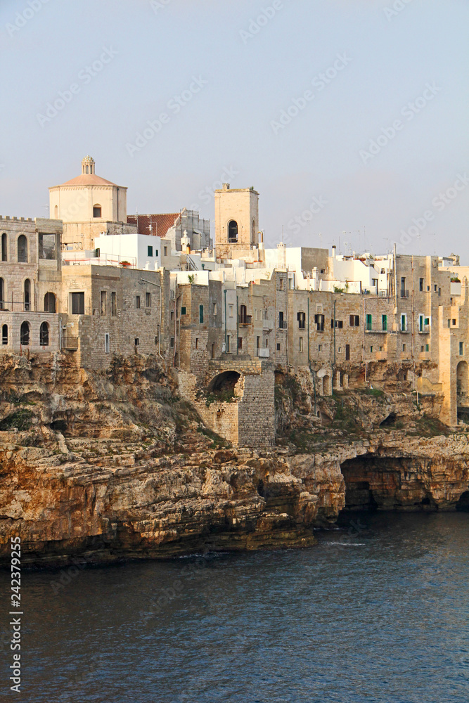 Polignano a Mare (Bari); case a picco sugli scogli