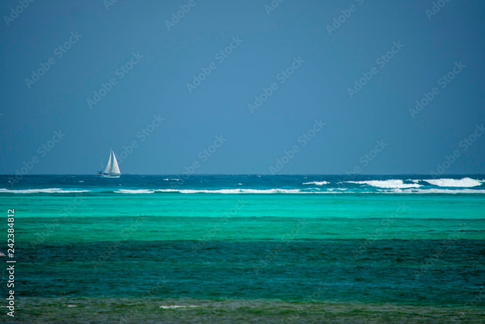 Velero en mar de San Andrés Islas Velero en mar de San Andrés Islas