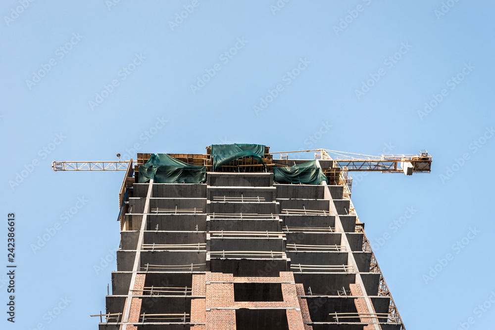 Naklejka premium multi-storey residential building against the blue sky