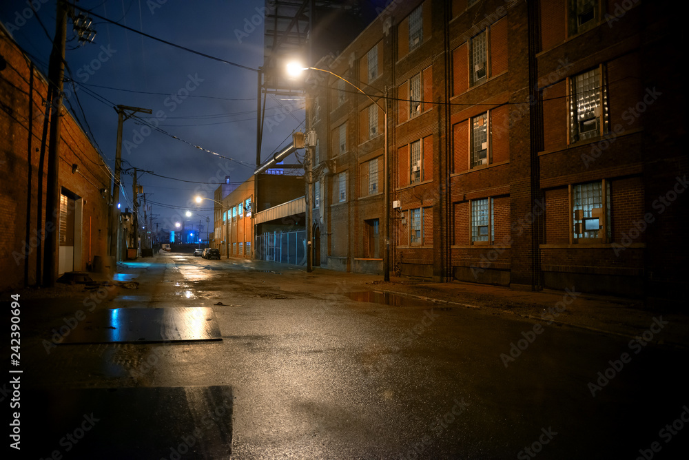 Obraz premium Dark and eerie industrial urban city street at night in Chicago