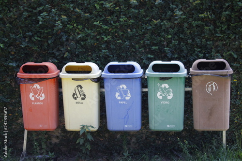 Latas de lixo para reciclagem photo