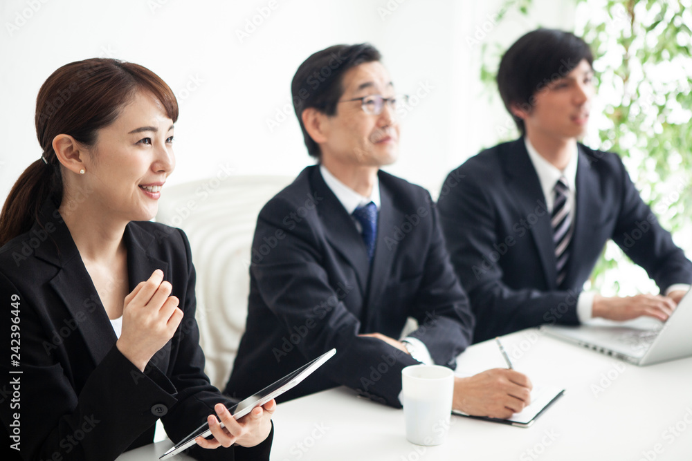 Fototapeta premium 三人のビジネスチームが前を向き明るい表情を浮かべているシーン