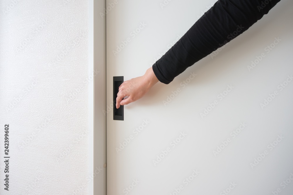 白い引き戸 ドアを開ける 女性の手 Stock Photo Adobe Stock