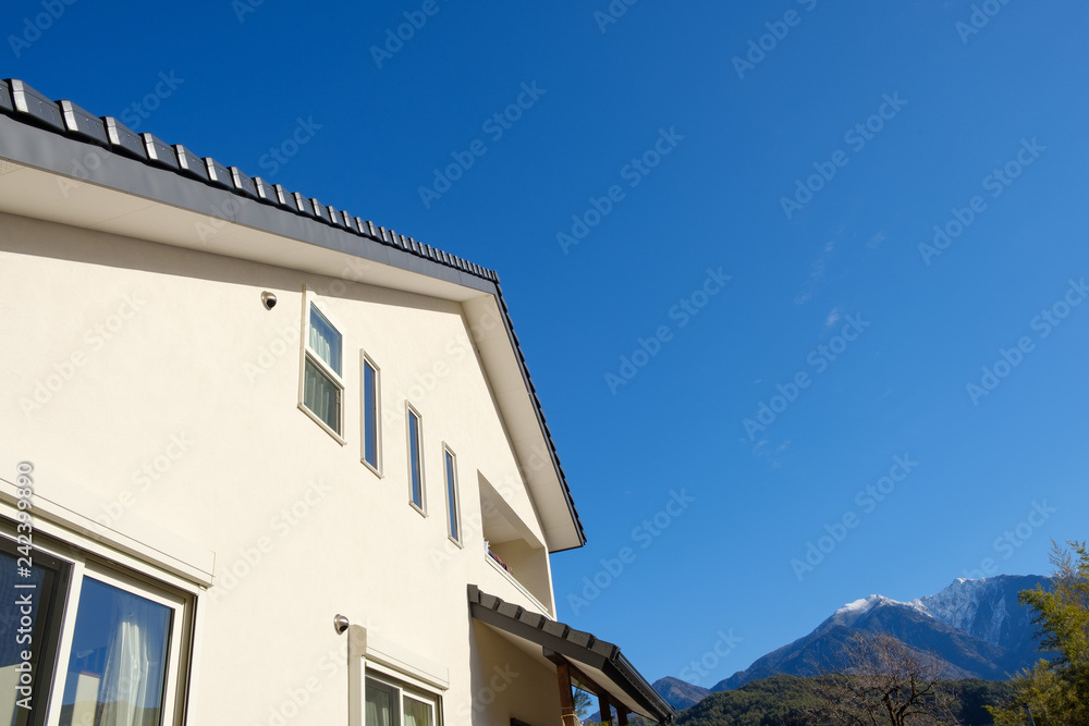 漆喰と大屋根の家