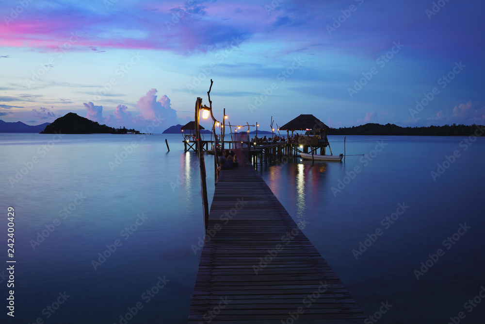 Obraz premium Wooden bridge at dusk Koh Mak, Trat Thailand