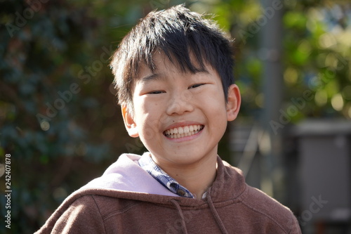歯並びの良い　笑顔　歯並び　中学生　少年　屋外