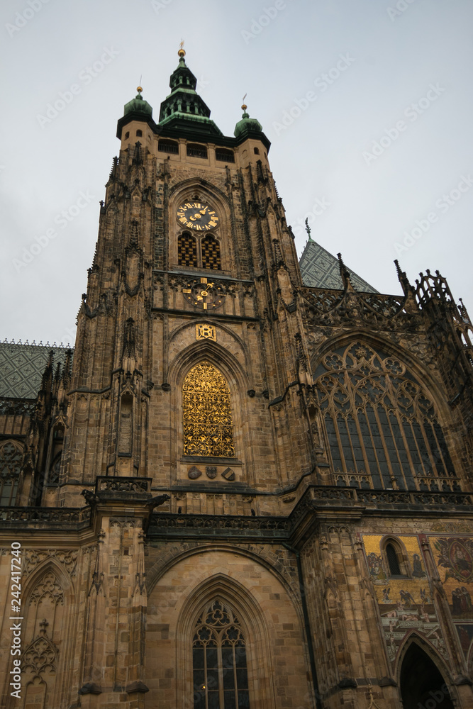 Splendida cattedrale di San Vito in stile gotico a Praga