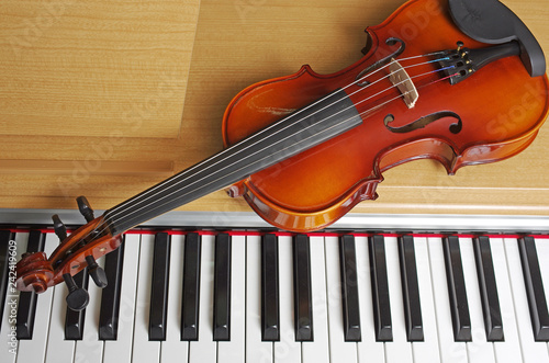 Violin and keyboard eletropiano