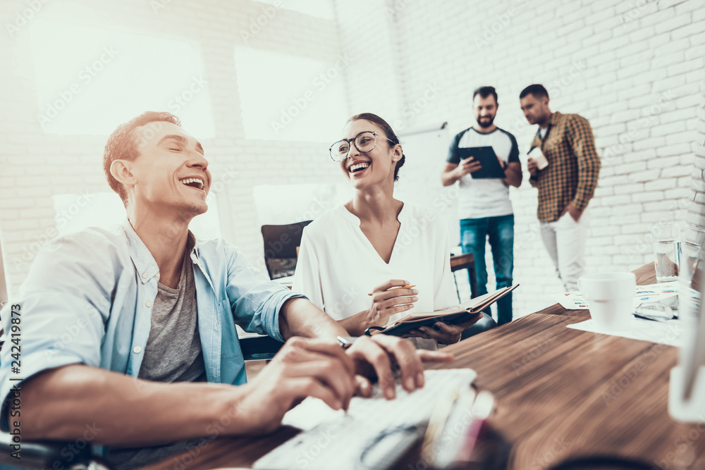 Obraz premium Young Workers Have Conversation in Modern Office.