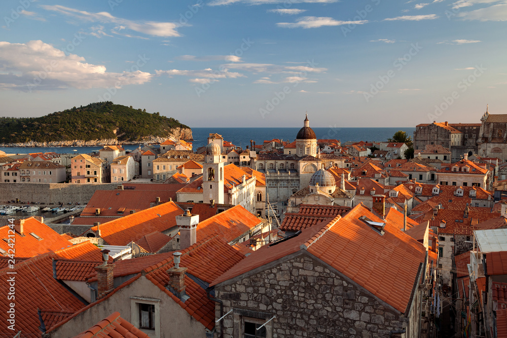 Obraz premium Dubrovnik, Dalmatia, Croatia - Old town of Dubrovnik at sunset, view from the fortress wall