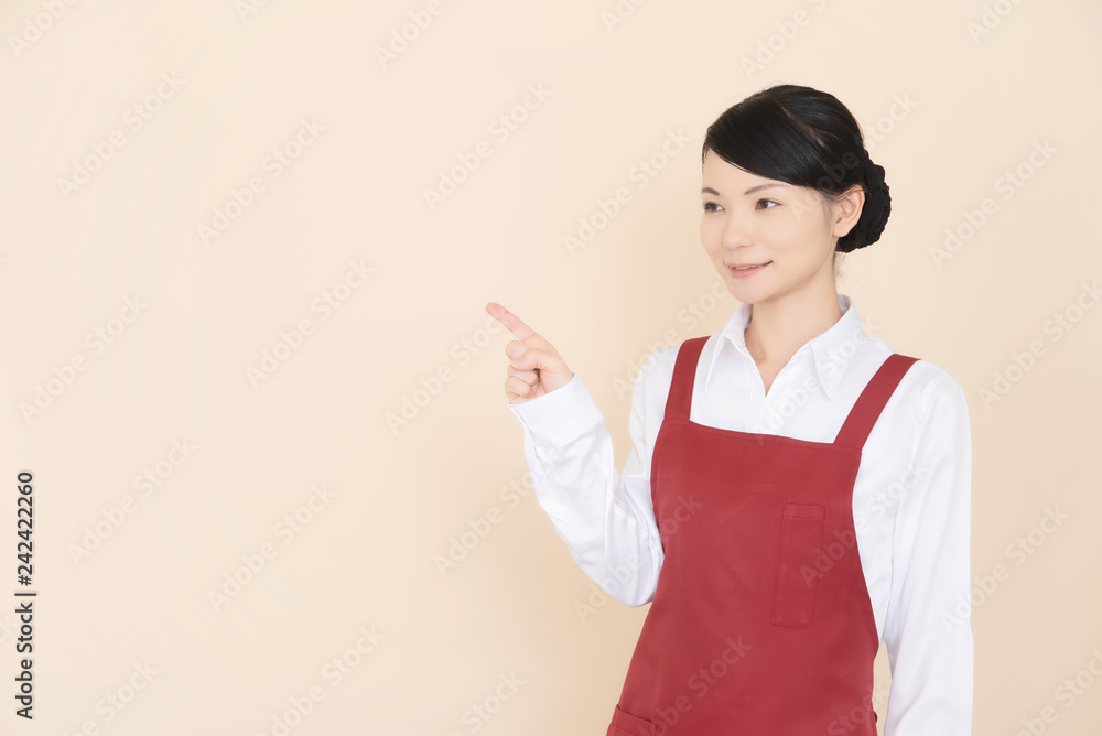 エプロンの女性