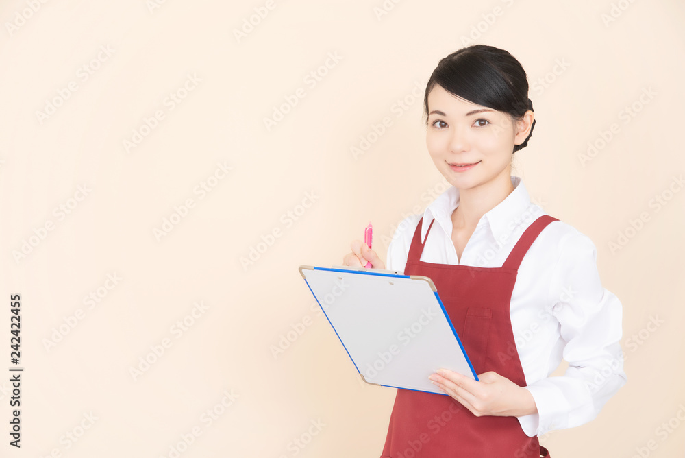 エプロンの女性 エプロンの女性