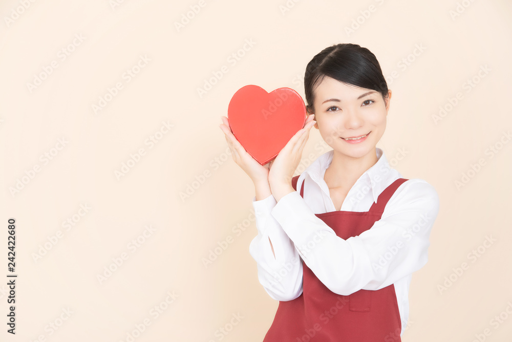 エプロンの女性