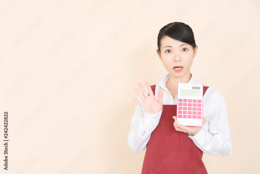 エプロンの女性