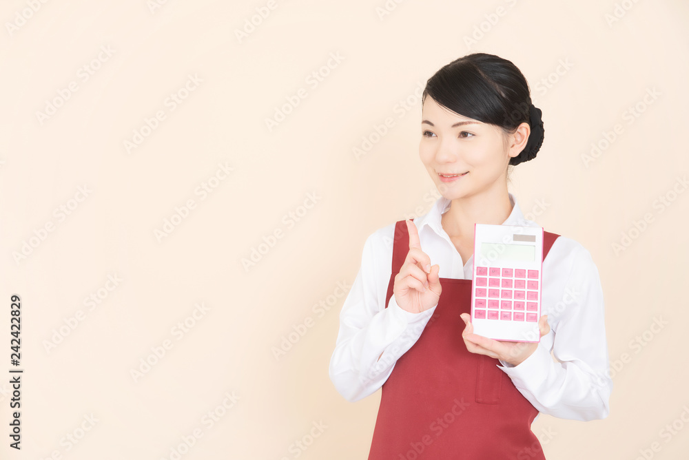 エプロンの女性 エプロンの女性