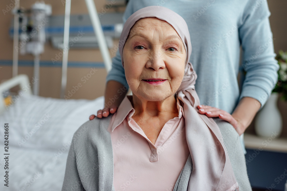 Φωτογραφία senior woman in kerchief with daughter on background in hospital