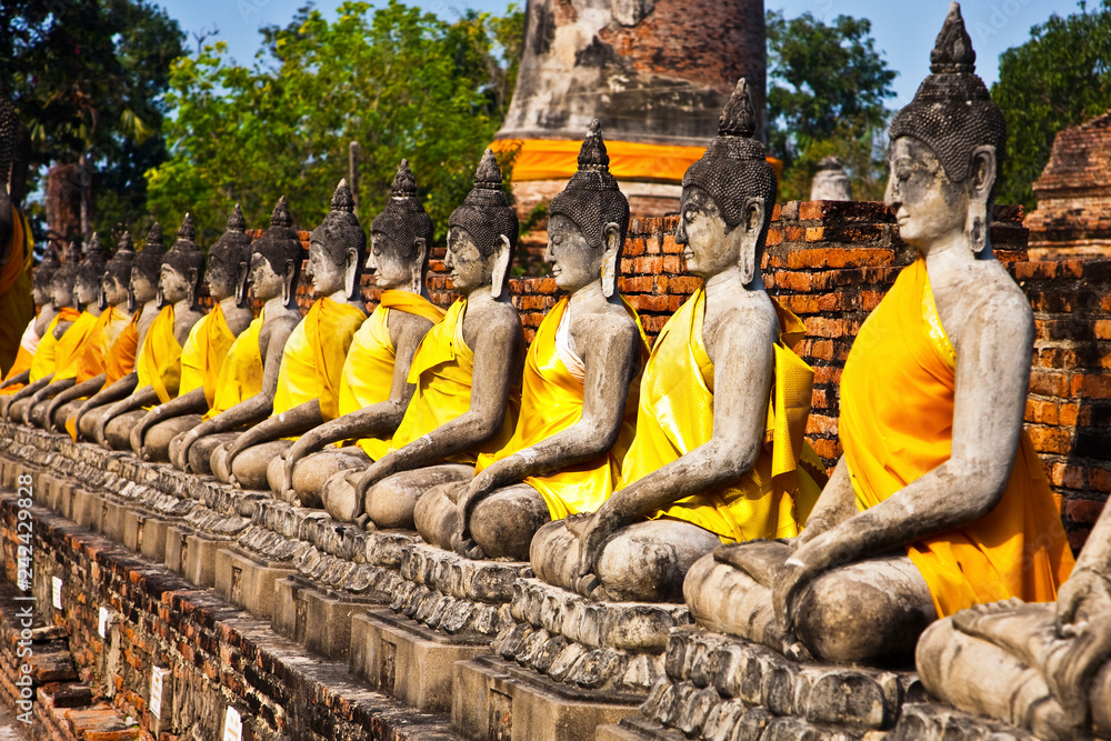 Φωτογραφία Buddha statues at the temple of Wat Yai Chai Mongkol in Ayutthaya, Thailand