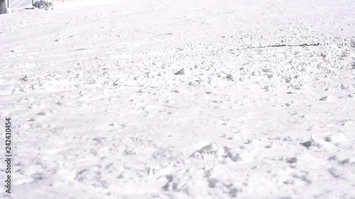 Крупным планом лыжника изгиба на лыжном склоне в замедленном движении в Казахстане на лыжах Шымбулак