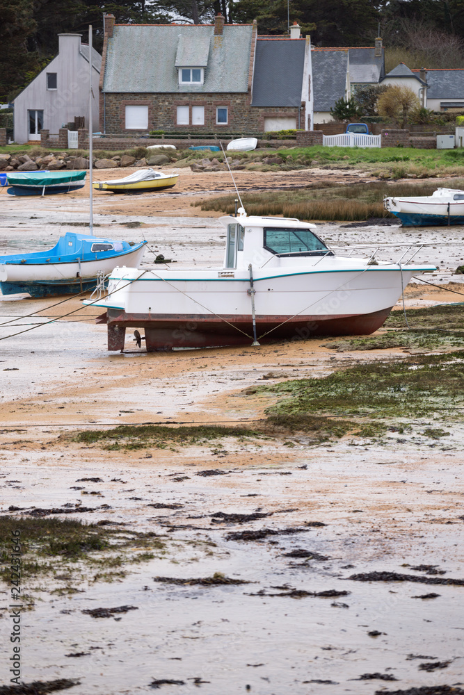 Fototapeta premium boats at low tide