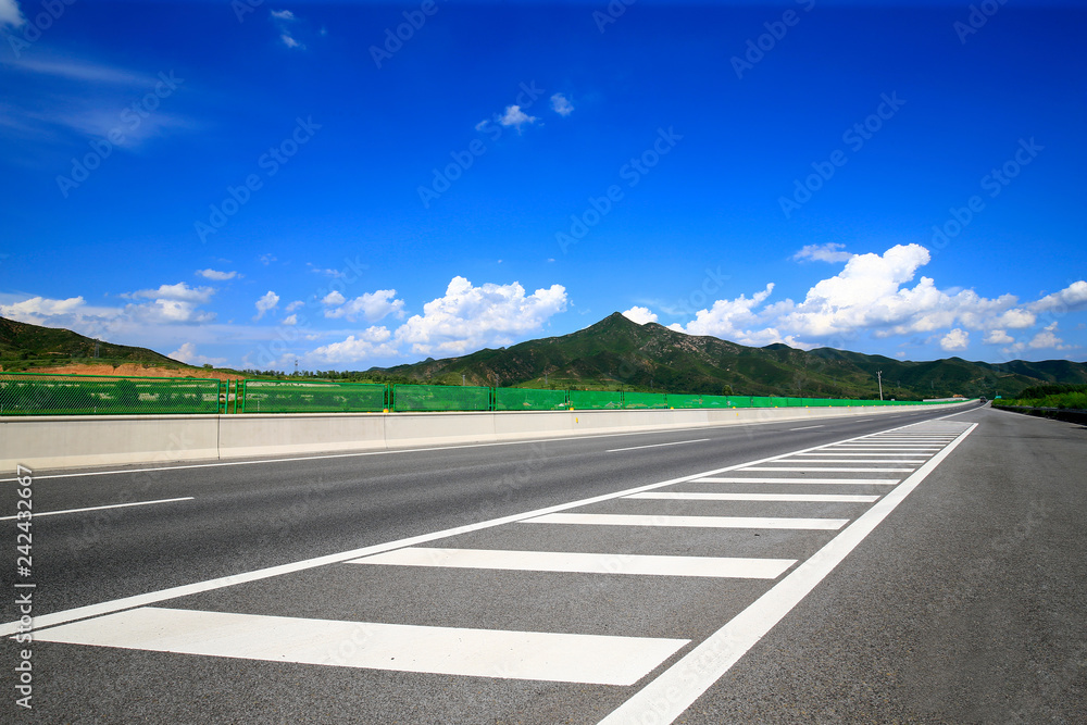 Fototapeta premium Highway, under the background of blue sky and white clouds