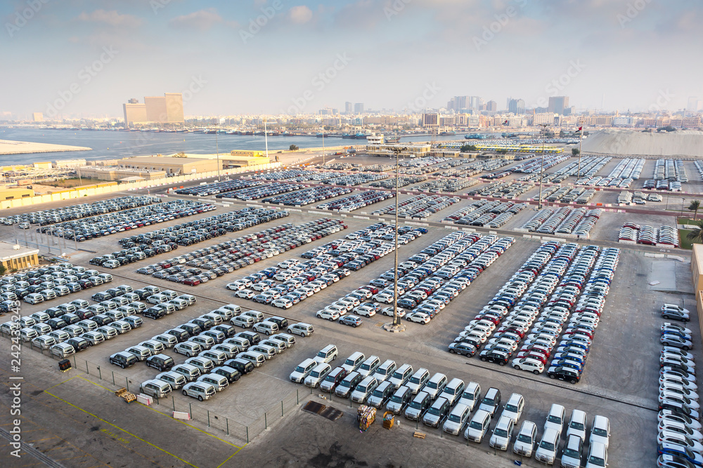 Φωτογραφία Dubai, UAE - January 03, 2017:  New cars in rows stored at port Rashid in Dubai,