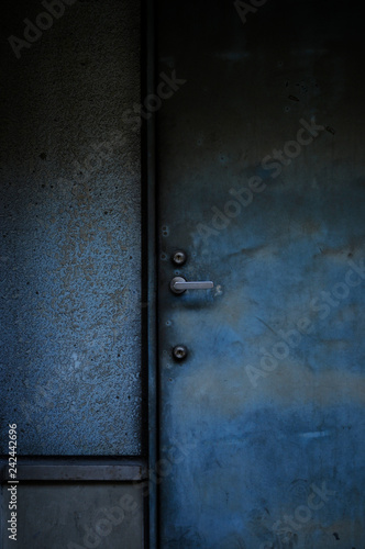 青い古い鉄扉