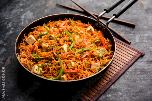 Fotografía Schezwan paneer fried rice with Szechuan sauce and cottage cheese cubes