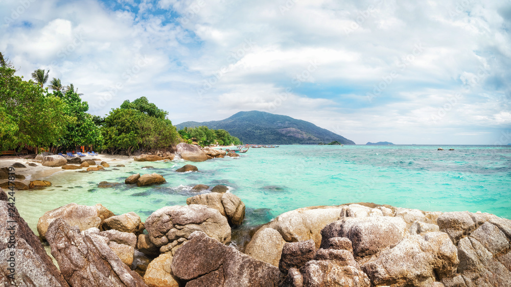 Naklejka premium Panorama azjatykcia raj plaża w Tajlandia