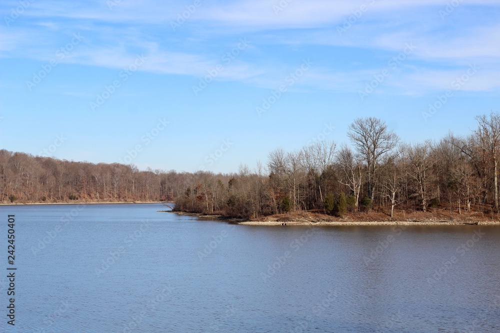 Fototapeta premium A beautiful late autumn day at the lake in the park.