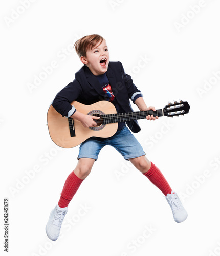 Junge als Gitarrenspieler  photo