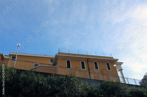 Facciata con finestre ad arco terrazza e  cielo azzuro photo