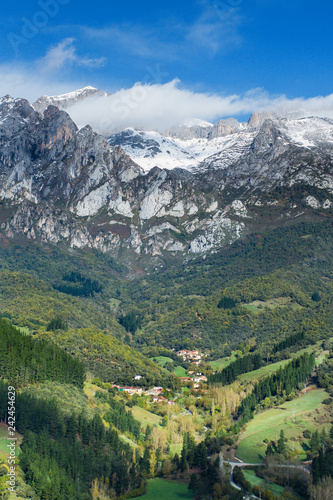 Fototapeta Naklejka Na Ścianę i Meble -  Picos de Europa desde el mirador de San Miguel