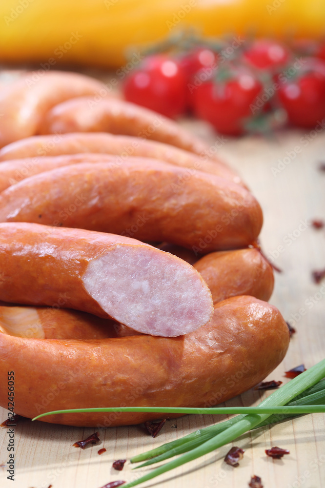 Kiełbasa..Wędlina w kompozycji ze świeżymi ziołami i warzywami. Kiełbasa..Wędlina w kompozycji ze świeżymi ziołami i warzywami.