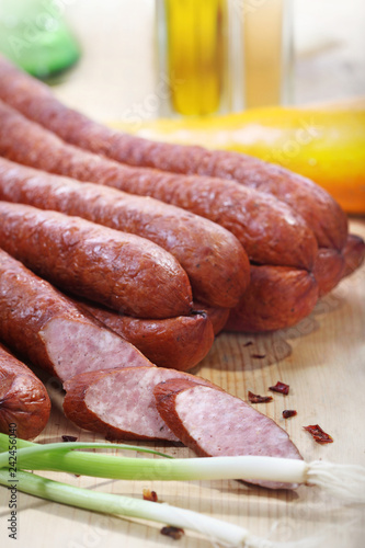 Wędlina w kompozycji ze świeżymi ziołami i warzywami.