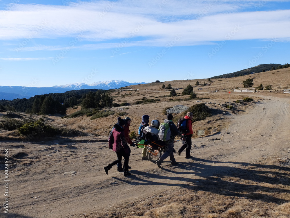 Randonnée de la solidarité avec fauteuil roulant joelette pour handicapé dans les pyrénées Randonnée de la solidarité avec fauteuil roulant joelette pour handicapé dans les pyrénées