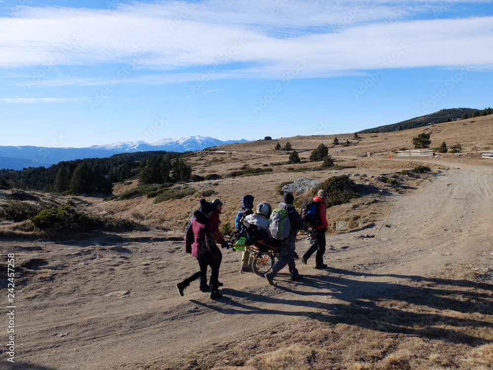 Randonnée de la solidarité avec fauteuil roulant joelette pour handicapé dans les pyrénées 