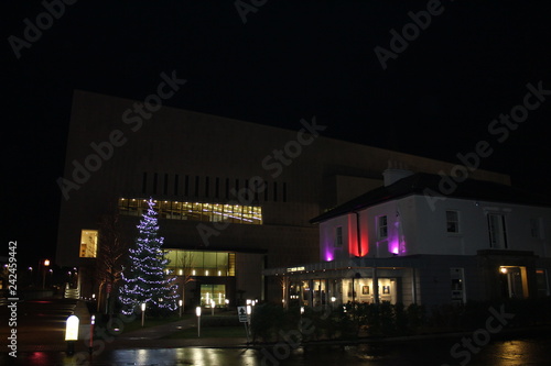 Foto Dun Laoghaire, Ireland - December 05 2018: Lexicon Public Library lit for Christ