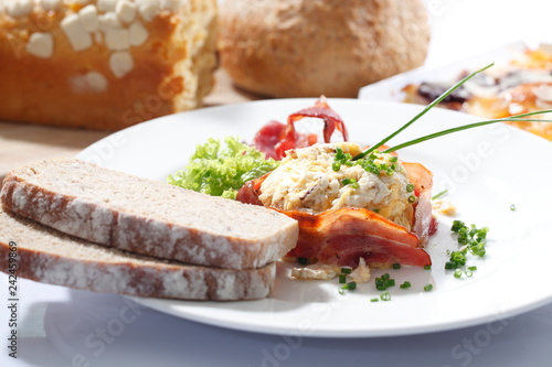 Klasyczna jajecznica na boczku wędzonym z dodatkami.