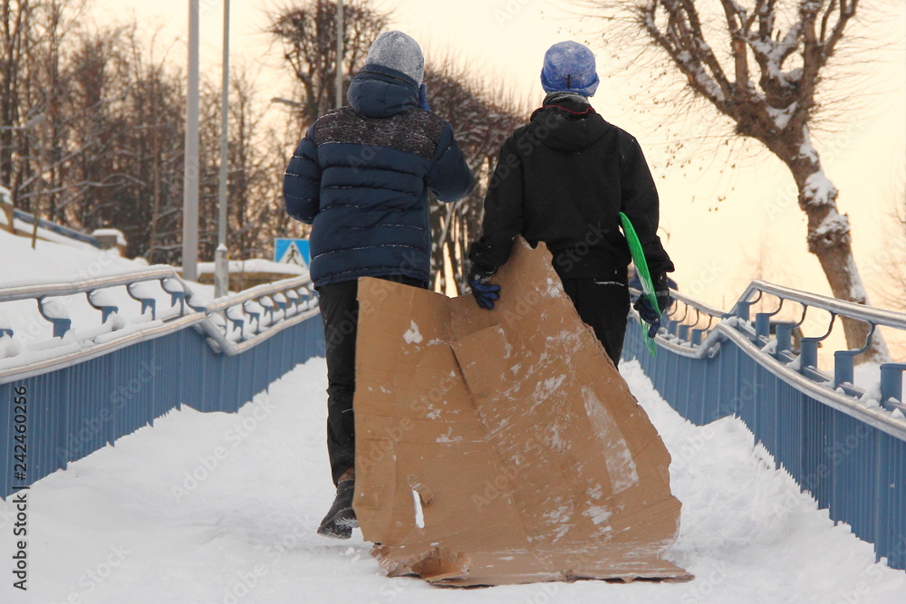 Φωτογραφία Winter skiing from the mountain - children in the Park climb the stairs to the h